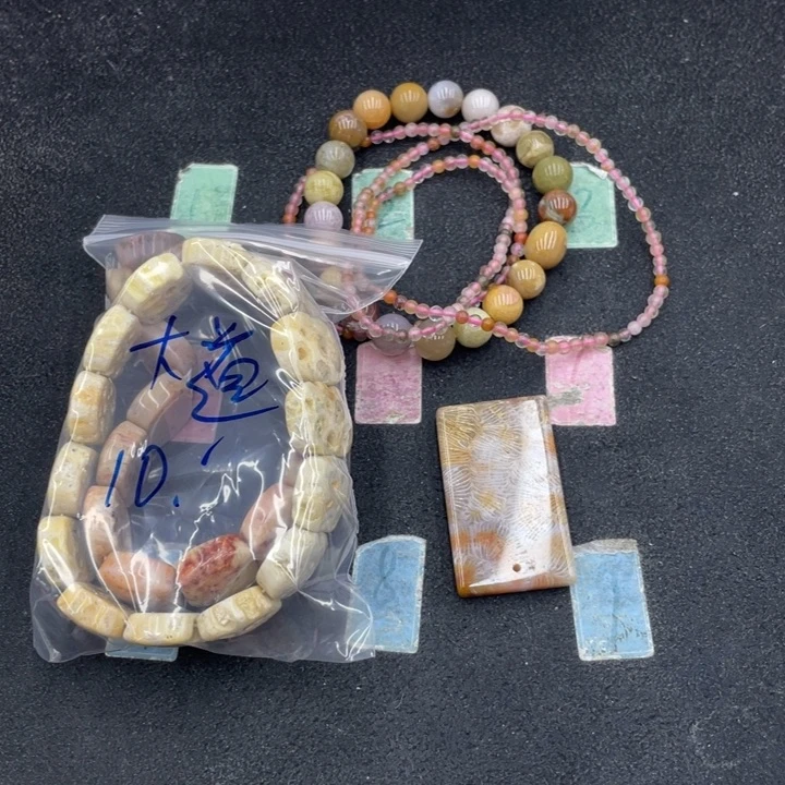 大***@硅化珊瑚（珊瑚玉）合金颈饰