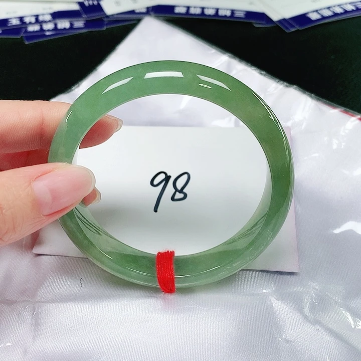 翡翠手镯未镶嵌翡翠手镯未镶嵌