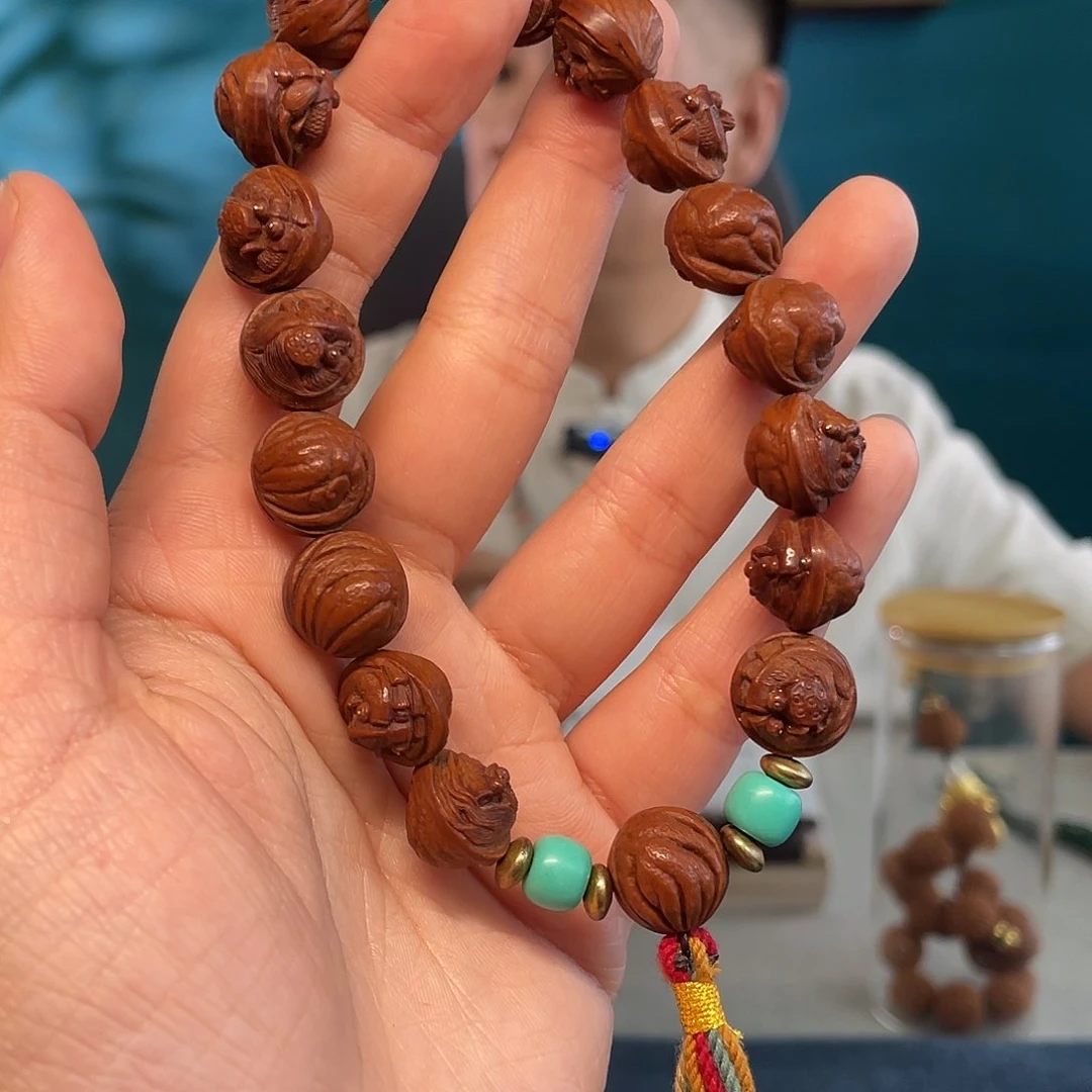 龙纹金鱼满堂核雕作品