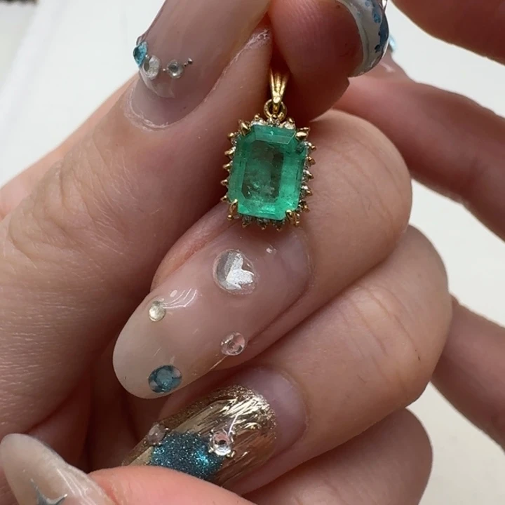 未镶嵌颈饰祖母绿