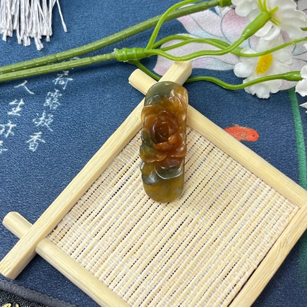 岫岩玉原产地的花玉牡丹花俏色巧雕的设计