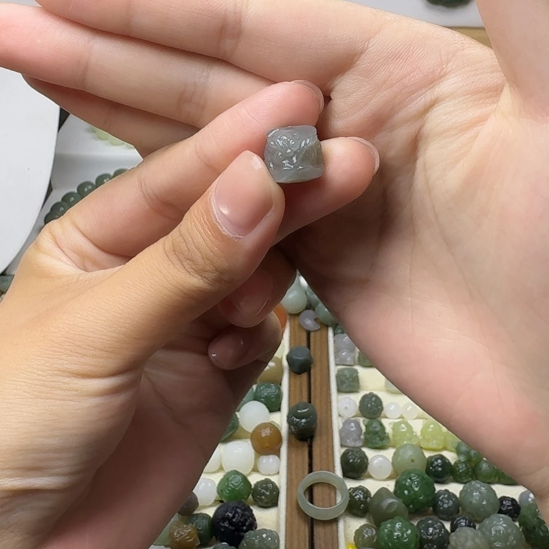 “***”和田玉未镶嵌珠宝半成品和田玉烟紫醒狮12mm