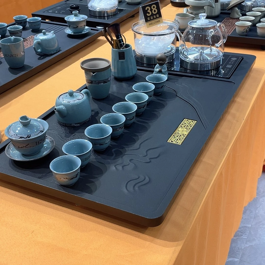 瓷片茶盘的形状也不规则和