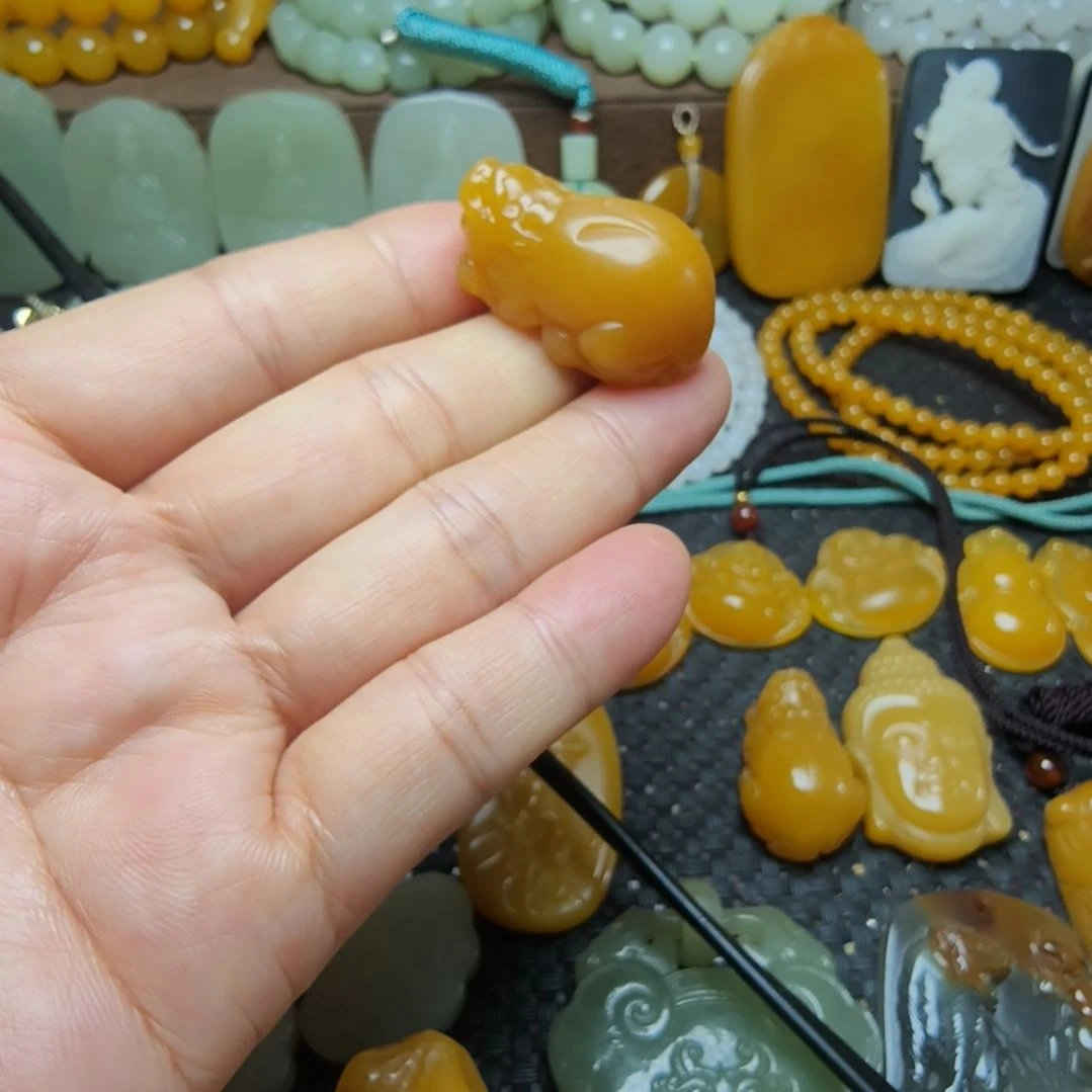 未镶嵌石英质玉（黄龙玉）颈饰