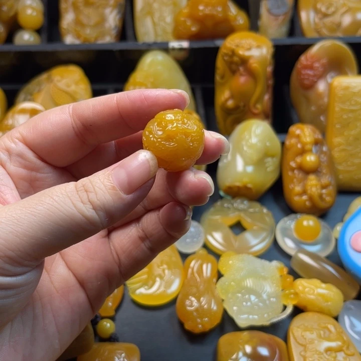 用***哥石英质玉未镶嵌颈饰