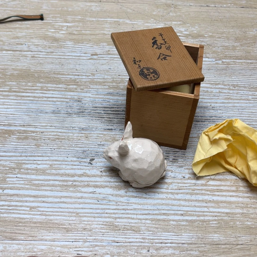 瓷片克*密密麻麻地排列着一个大