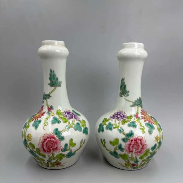 粉彩花卉牡丹纹蒜头赏瓶一对（看底抖音后台私信）