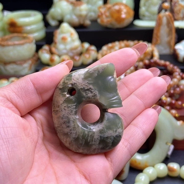 未镶嵌岫岩河磨玉（透闪石质玉）把件