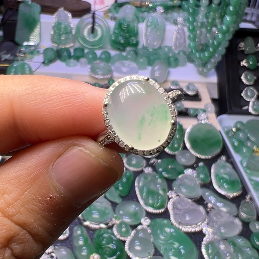 石英质玉（非洲翠）未镶嵌颈饰