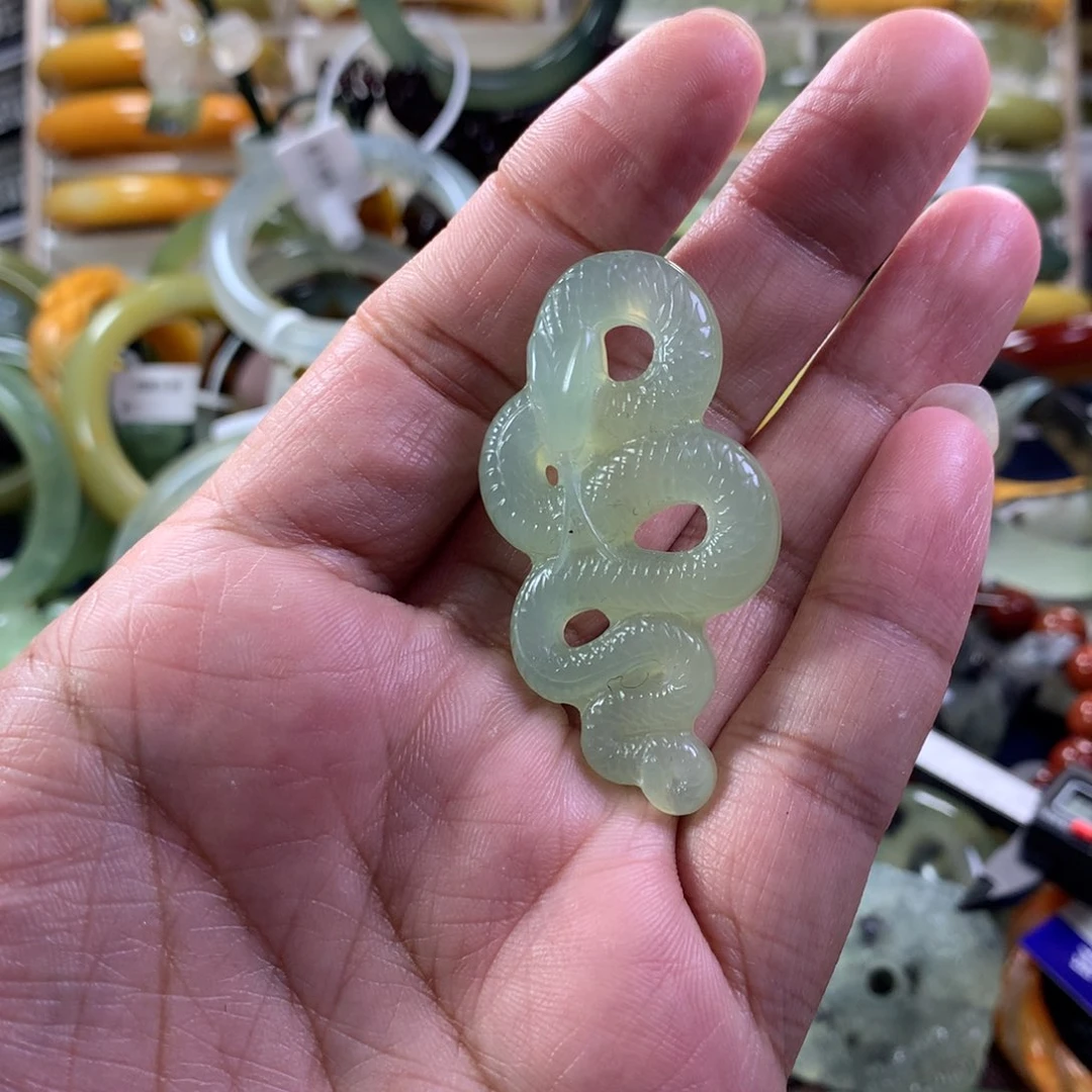 蛇纹石玉颈饰未镶嵌