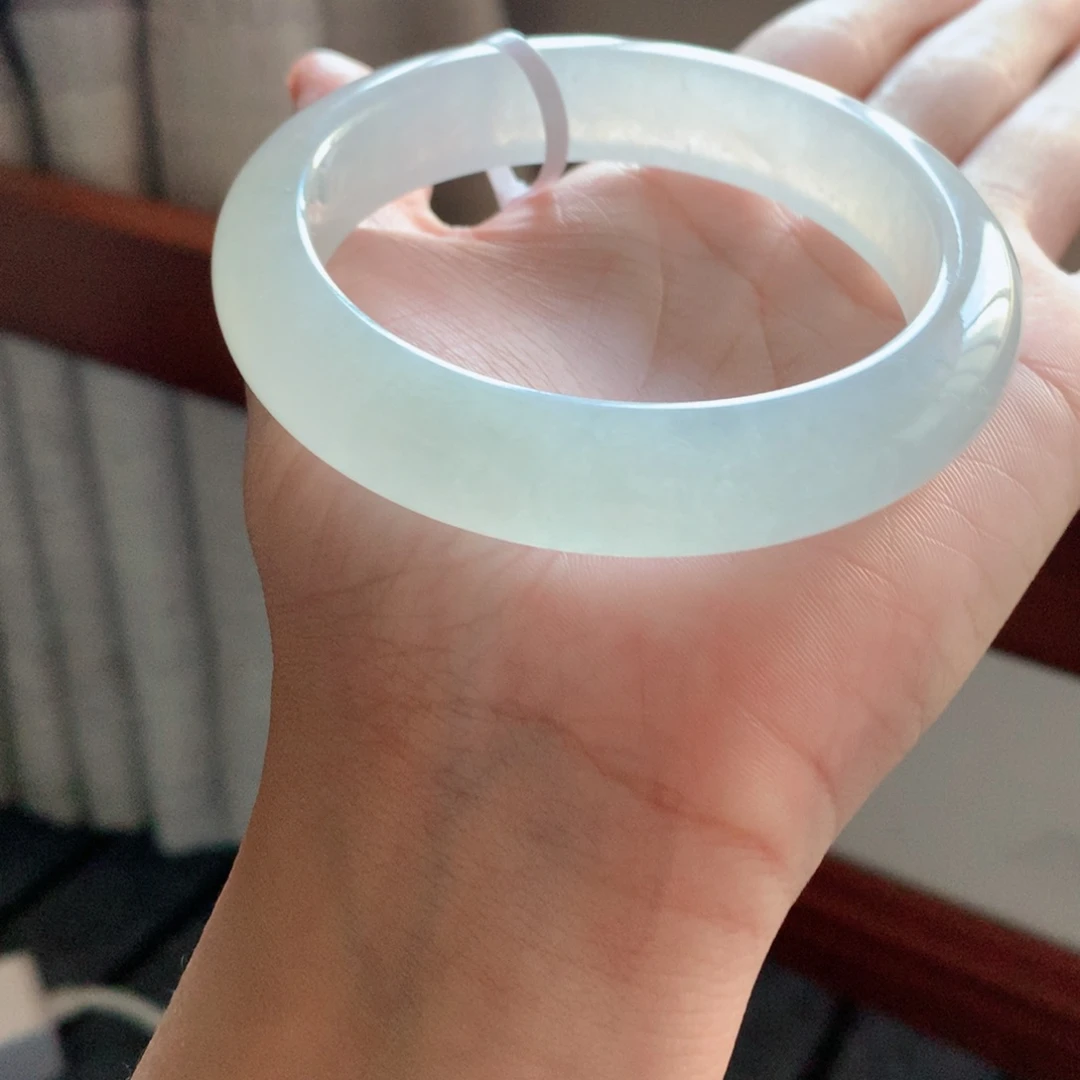 咩****翡翠未镶嵌手镯翡翠手镯