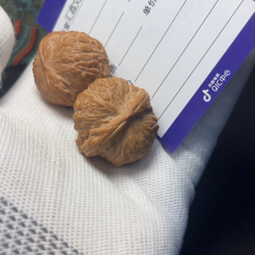 东***和吊坠文玩核桃健健康康