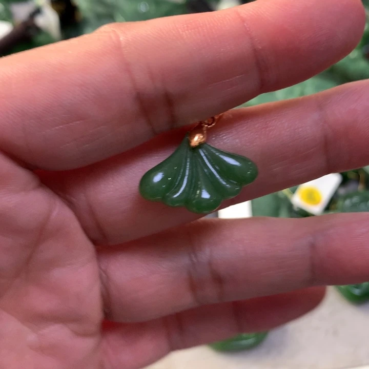 和田玉（碧玉）颈饰未镶嵌为**刘