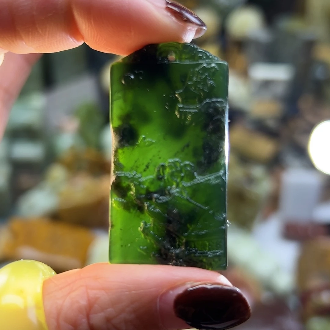 岫玉未镶嵌颈饰岫玉501小山水 背面有矿物质