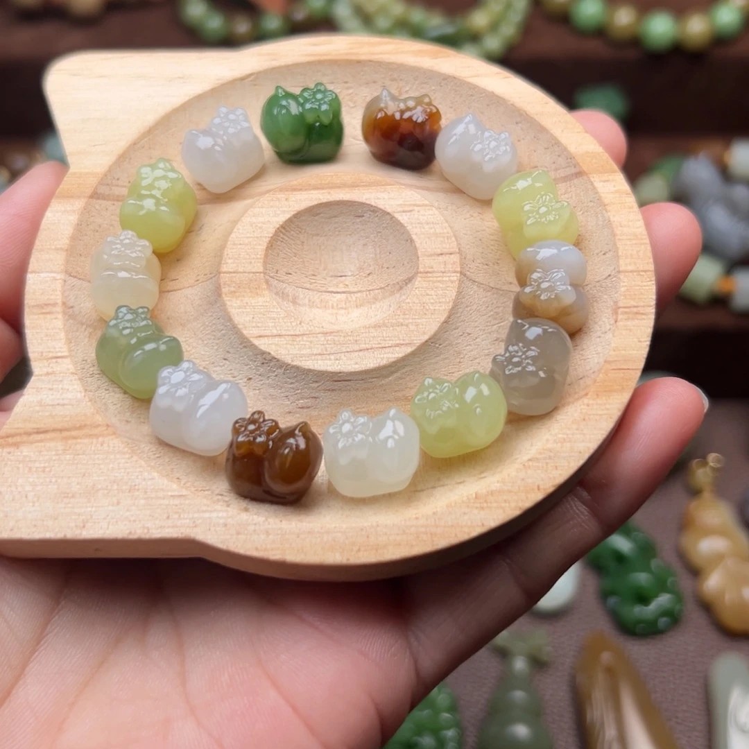 苏***袍和田玉未镶嵌颈饰