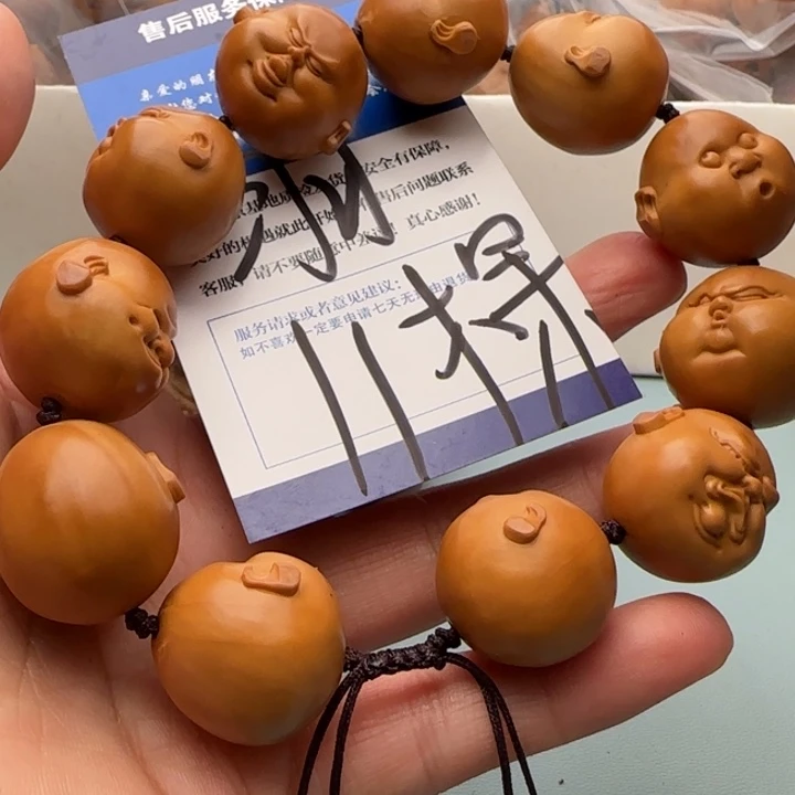 橄榄核手串羽**景雕刻工艺