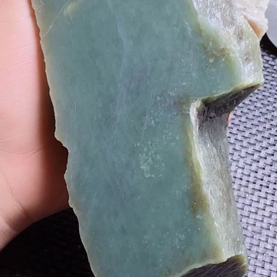 上***水和田玉（糖玉）未镶嵌珠宝半成品