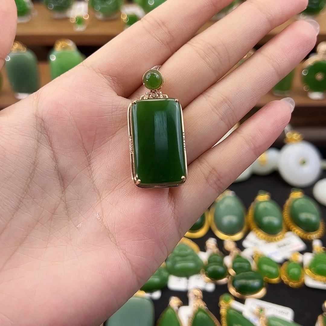 和田玉18K金镶嵌吊坠(不含链)老坑菠菜绿无事牌27mm