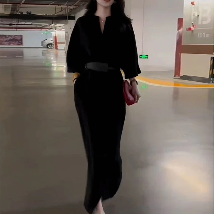 网红爆款连衣裙松弛慵懒黑色V领法式高腰轻奢插肩袖开叉长裙