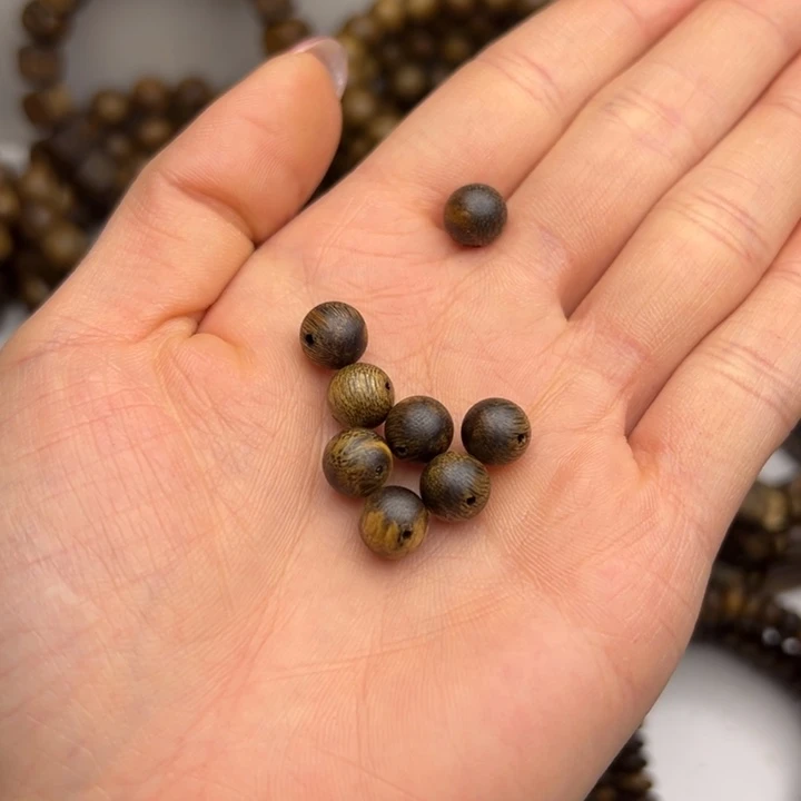 燊***燊沉香沉香碎屑种植奇楠99结油 卡08，8颗，2.1克