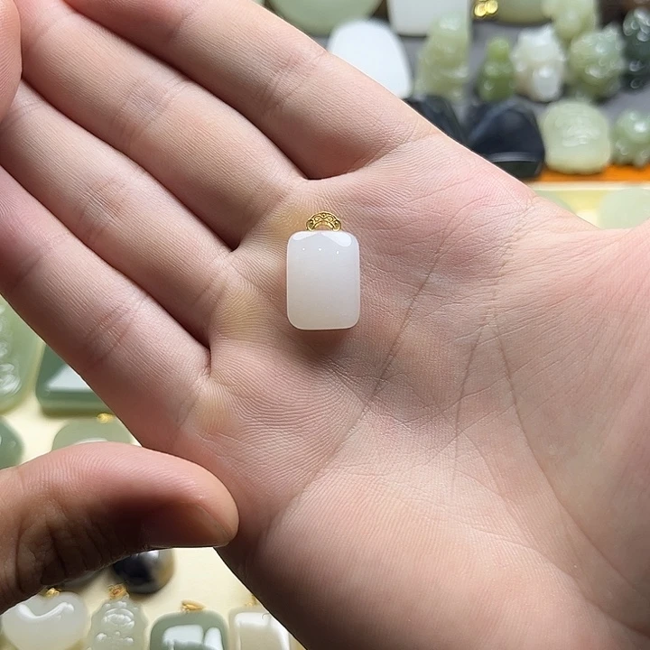 颈饰18K金镶嵌和田玉