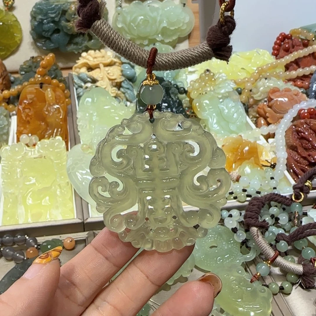 未镶嵌蛇纹石玉吊坠