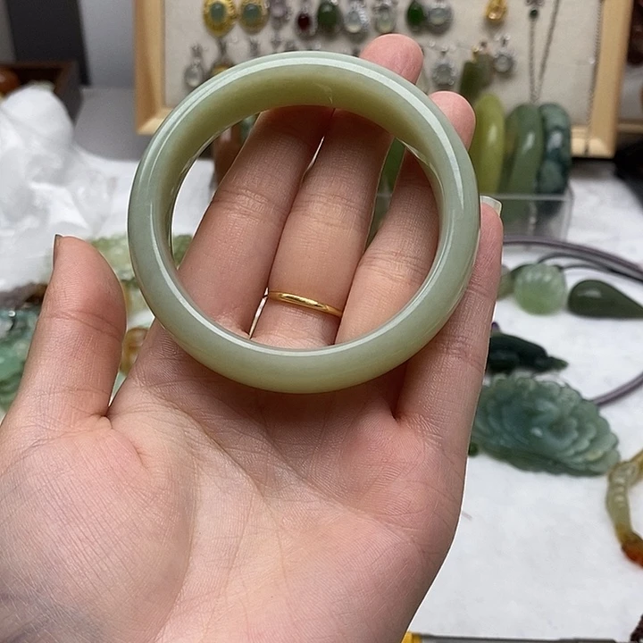 蛇纹石玉未镶嵌手镯