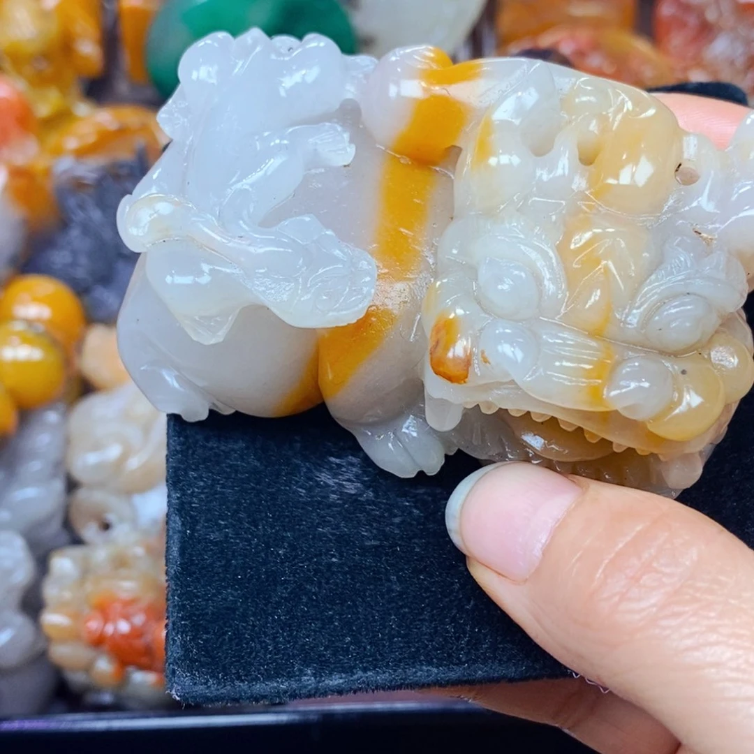 未镶嵌石英质玉（黄龙玉）颈饰
