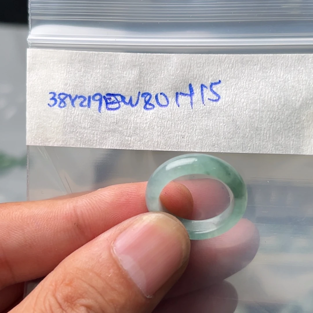 定制翡翠未镶嵌大*。