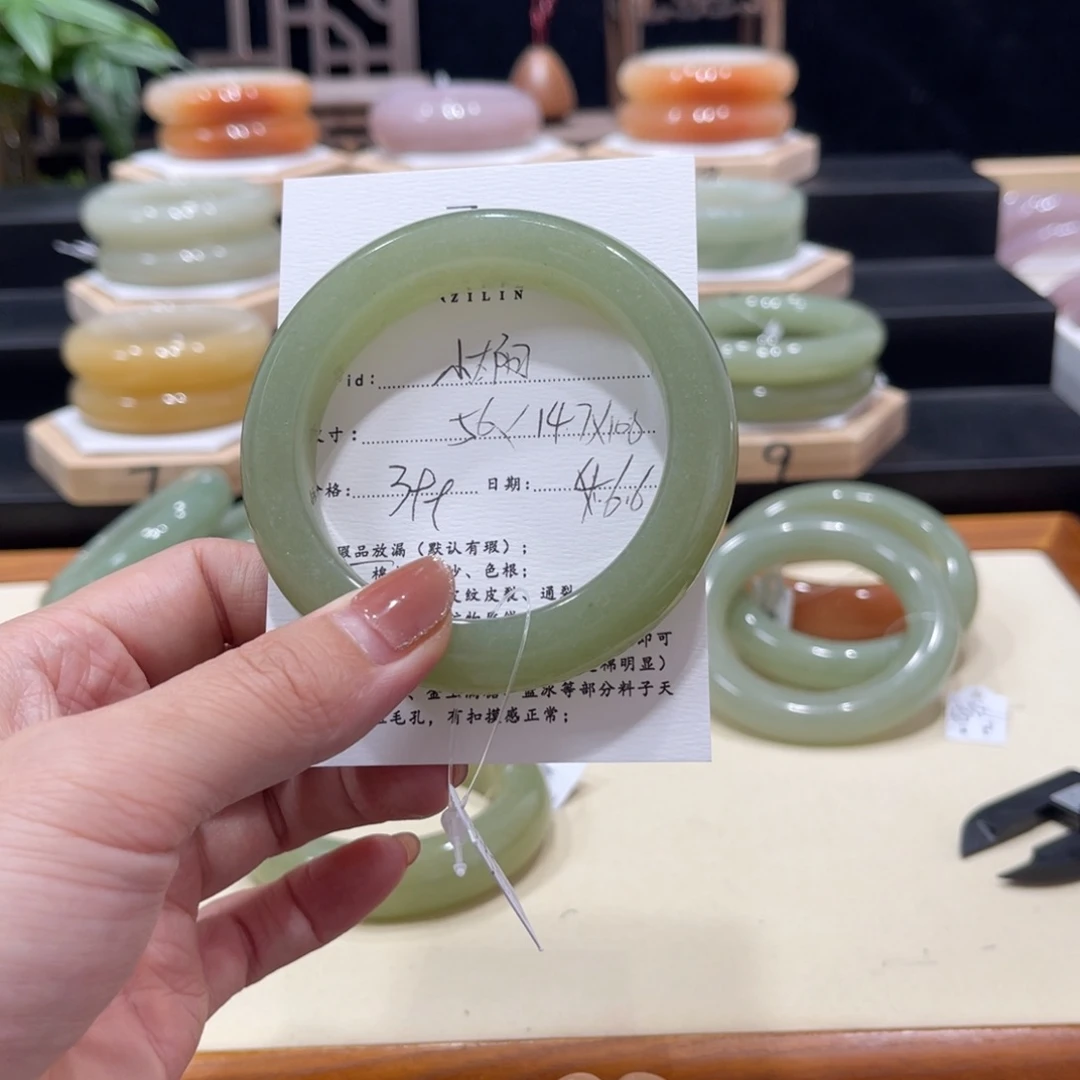 石英质玉手镯未镶嵌?