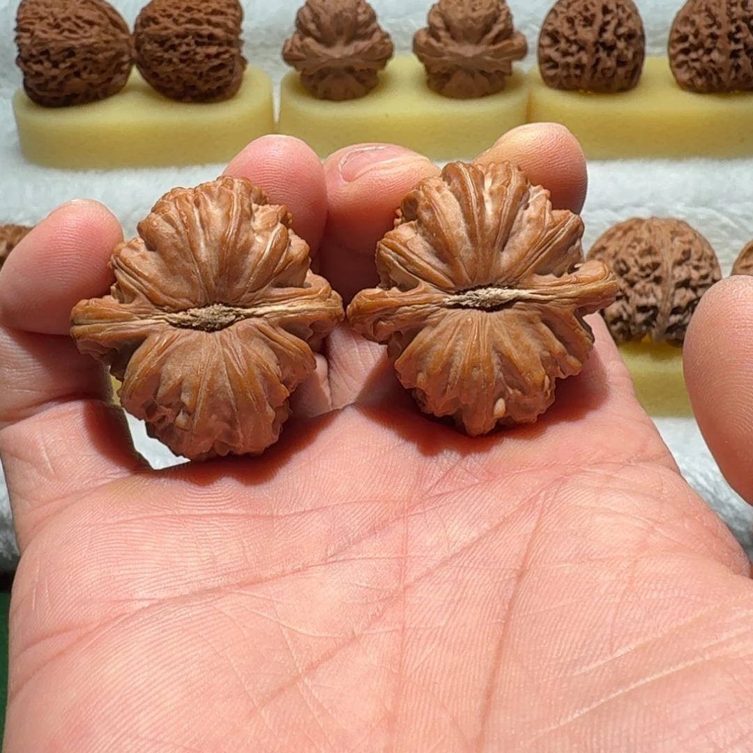 文玩核桃吊坠白狮子39