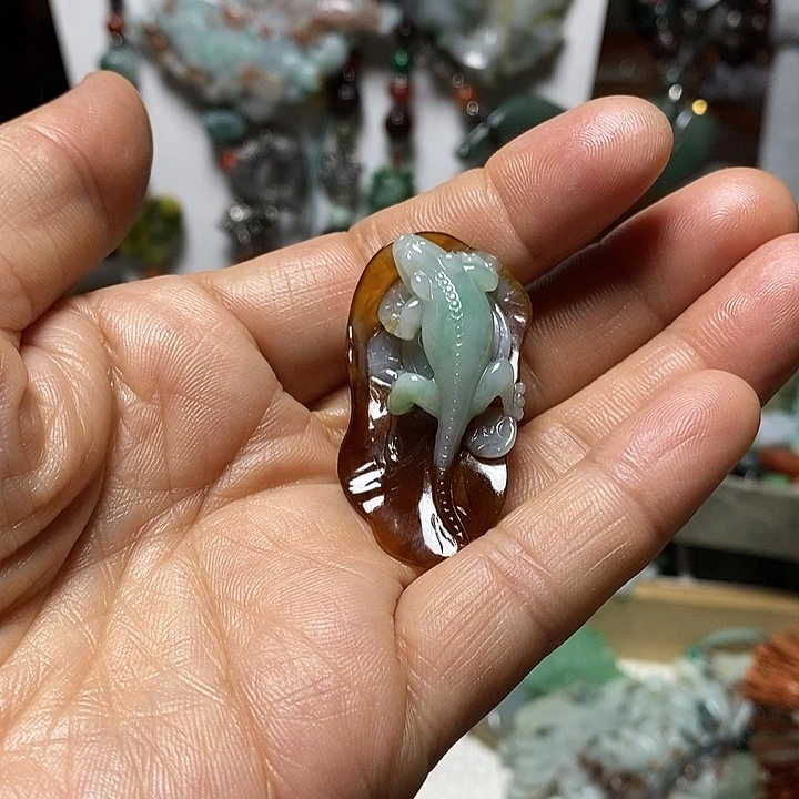 翡翠未镶嵌吊坠(赠链)