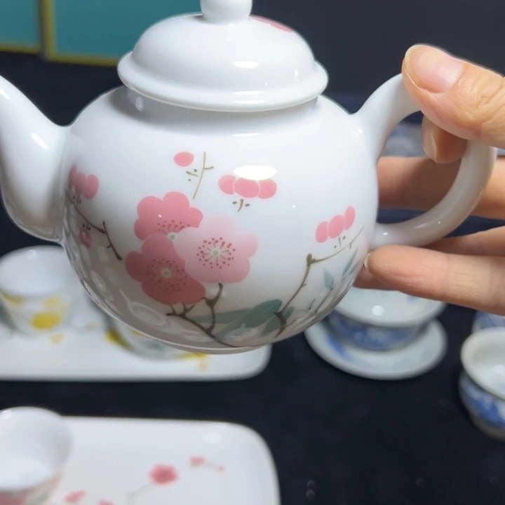 钛***造手绘红梅茶壶一个