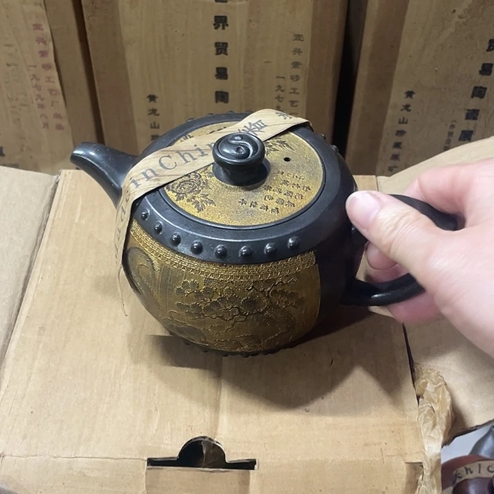 紫砂茶壶原矿泥料手工制作的一把紫砂壶。