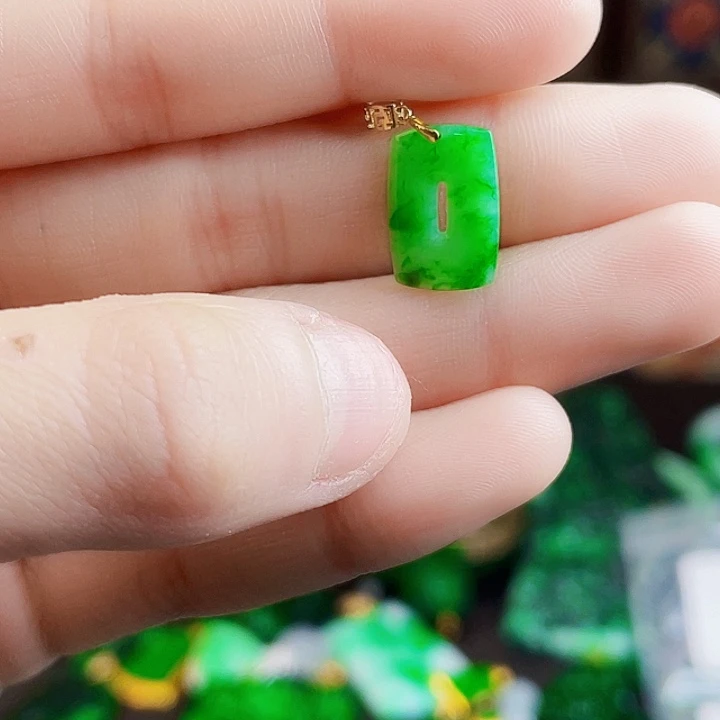 翡翠18K金镶嵌颈饰多样性