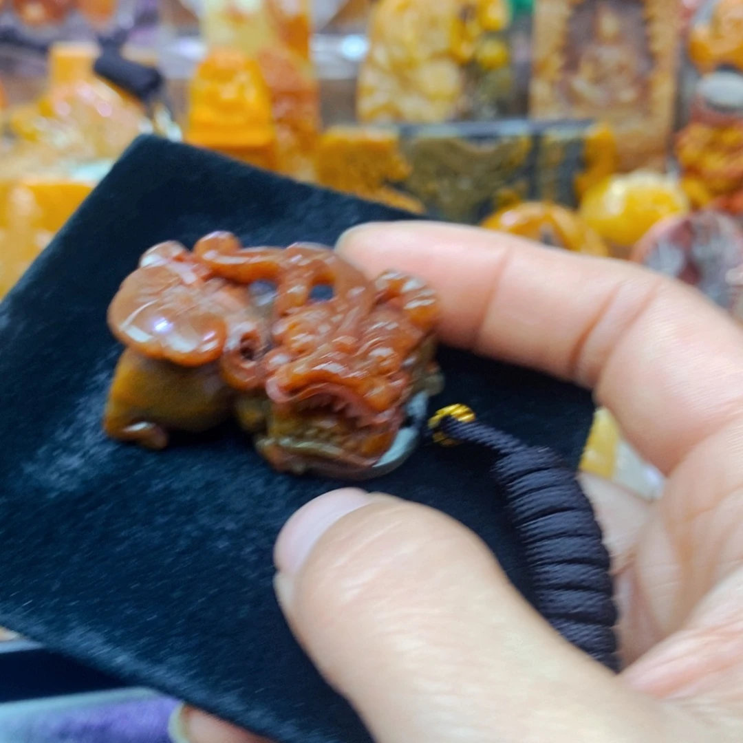 未镶嵌石英质玉（黄龙玉）颈饰