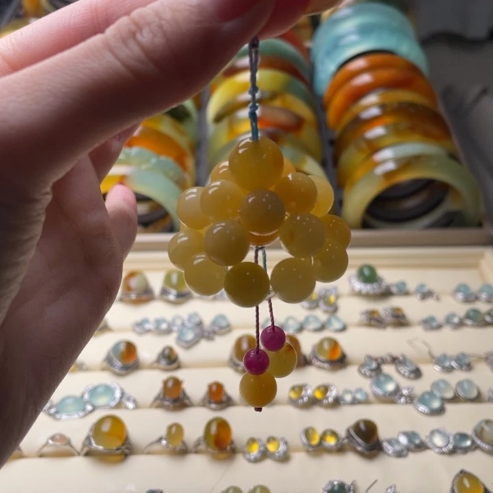 蛇纹石玉吊坠未镶嵌桃**子