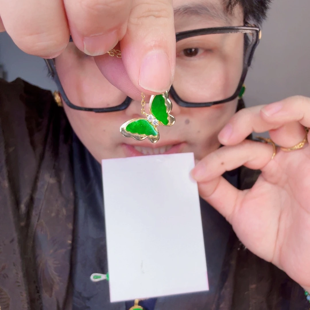 翡翠未镶嵌颈饰一个