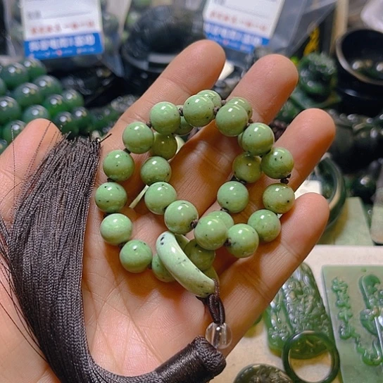 蛇纹石玉颈饰未镶嵌不****哥