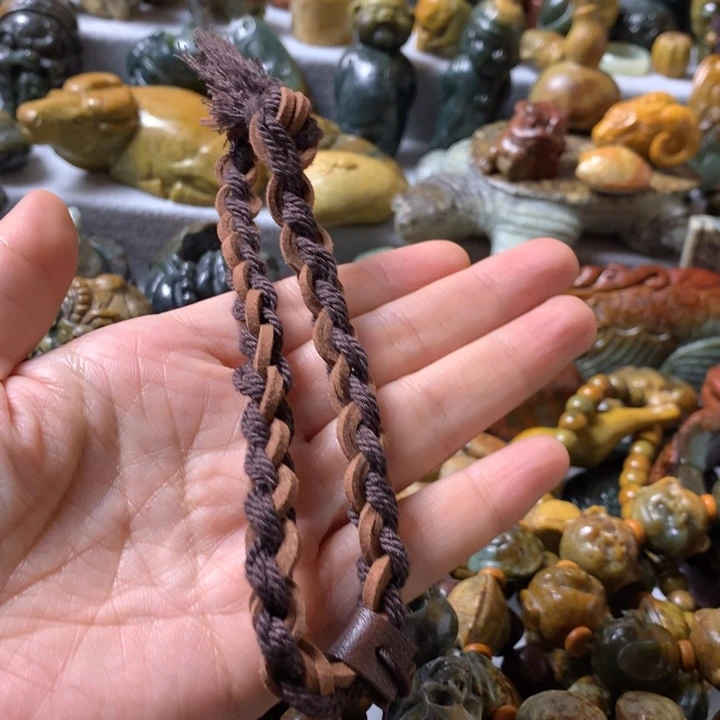 未镶嵌岫岩河磨玉（透闪石质玉）把件