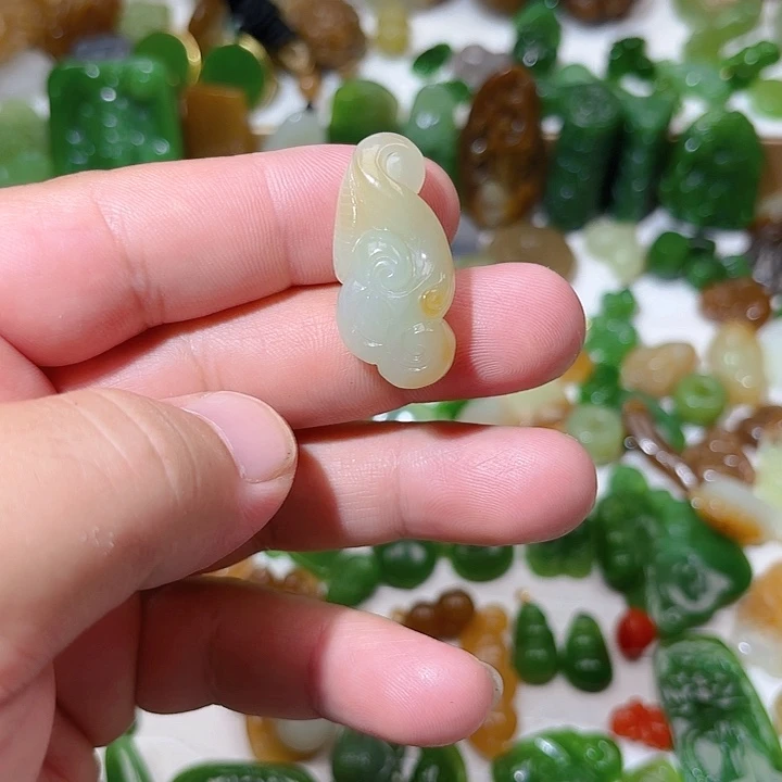 和田玉（糖玉）足金镶嵌颈饰