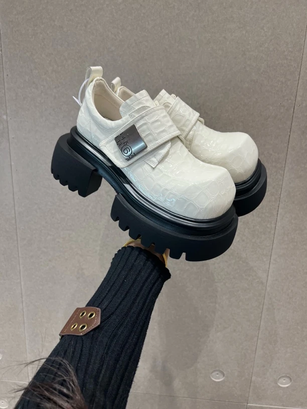 欧货英伦风石头纹漆皮鞋女2025春季新款厚底增高级感时尚百搭单鞋