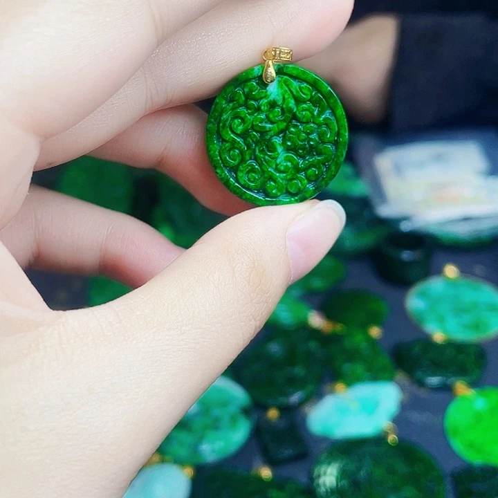 翡翠18K金镶嵌颈饰多样性