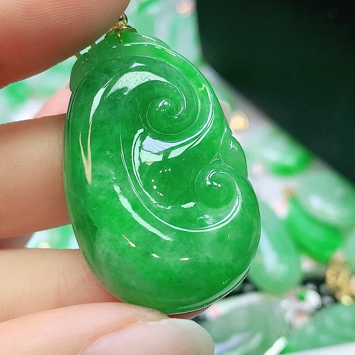 翡翠未镶嵌颈饰多样性发其一