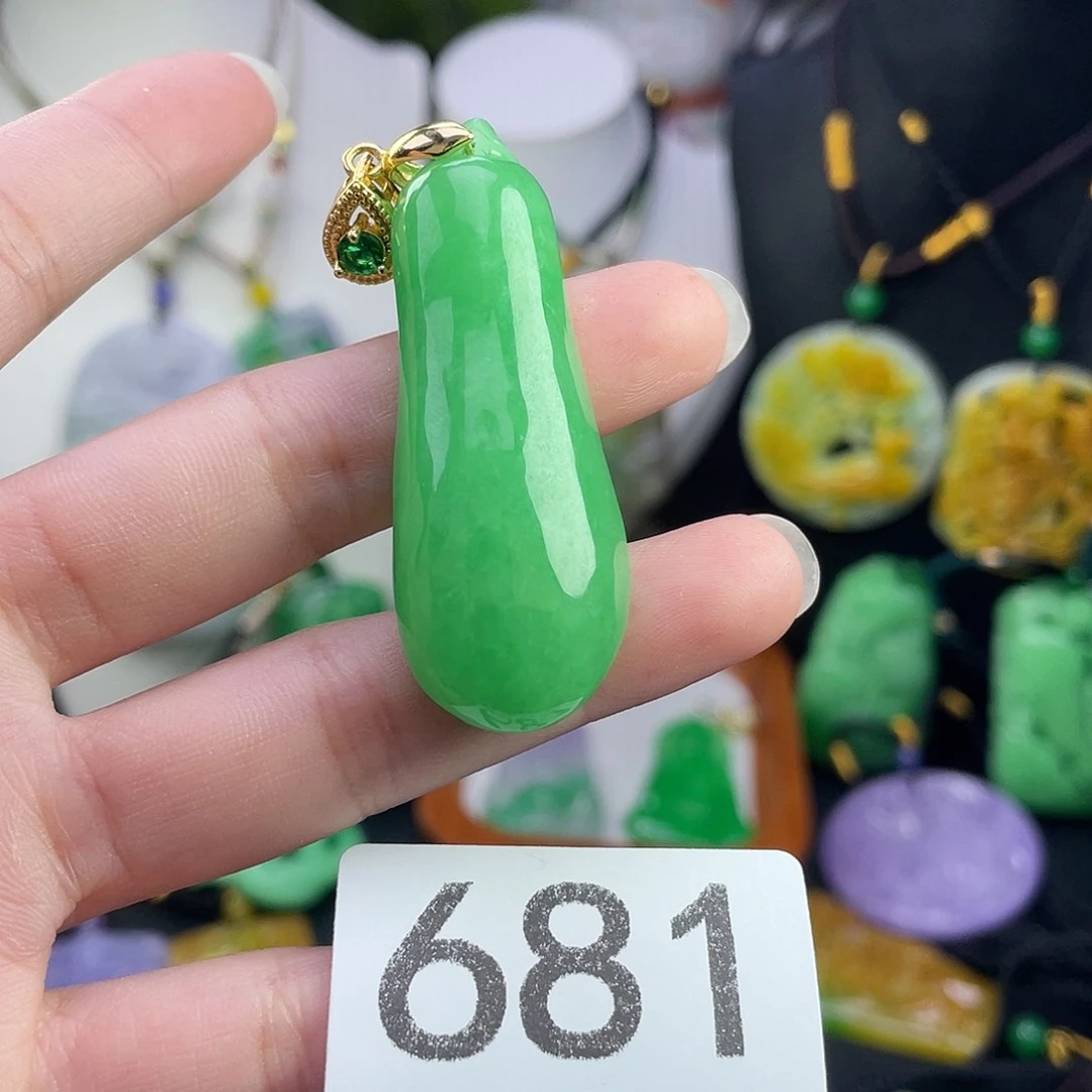 翡翠未镶嵌吊坠(赠链)
