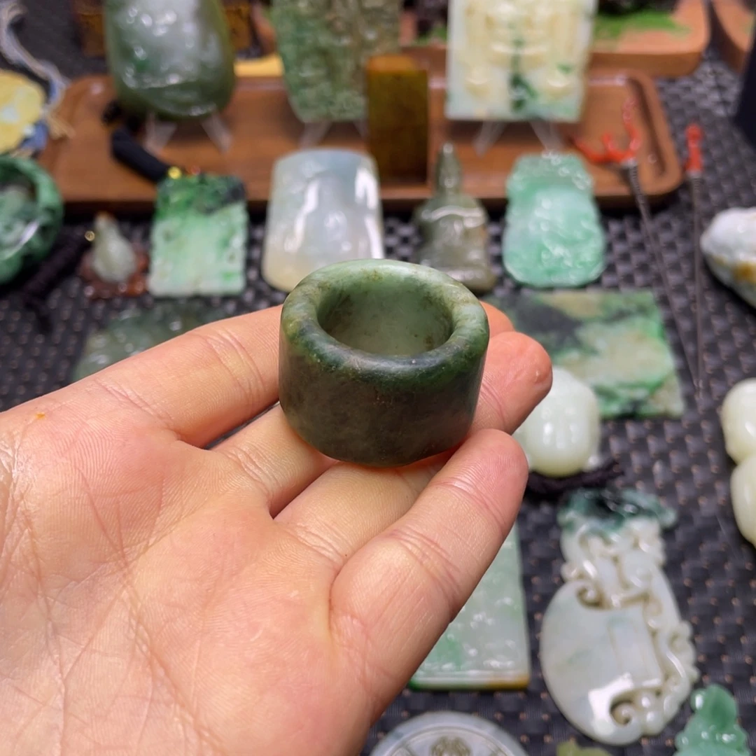 此***由翡翠未镶嵌颈饰翡翠颈饰未镶嵌