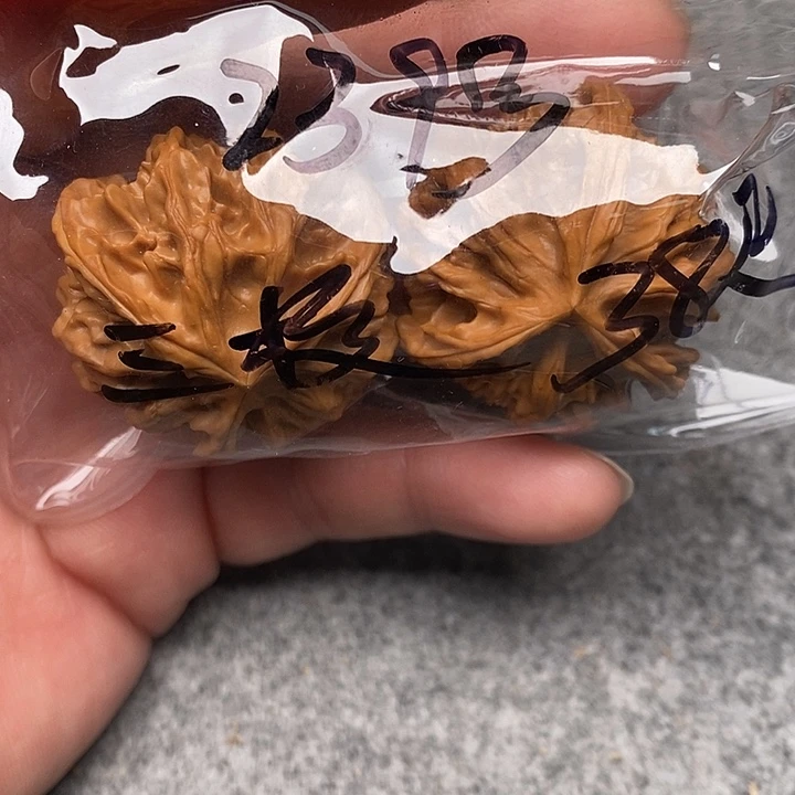 文玩核桃吊坠三棱