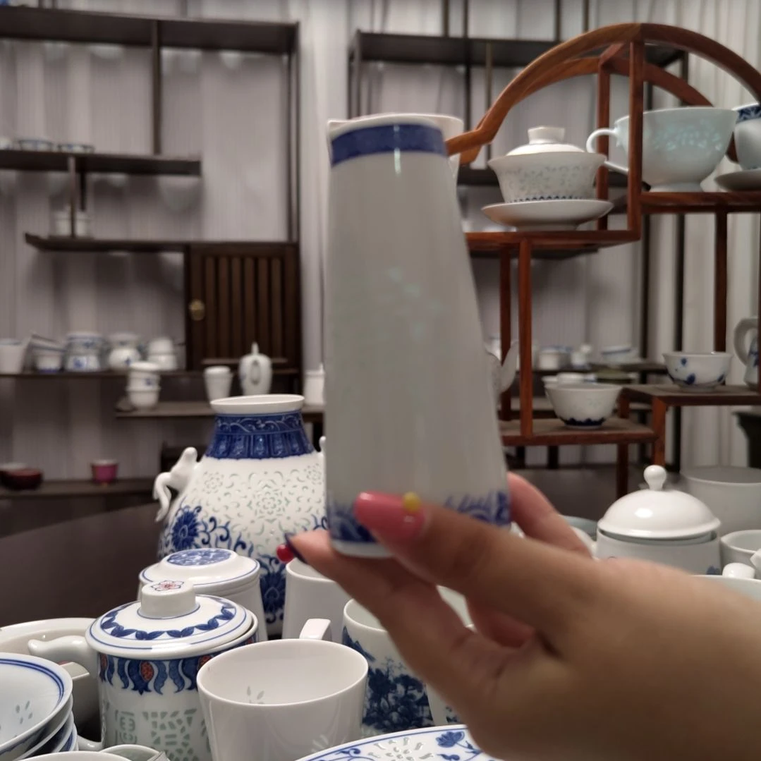 青花瓷青花玲珑直筒分酒器一个