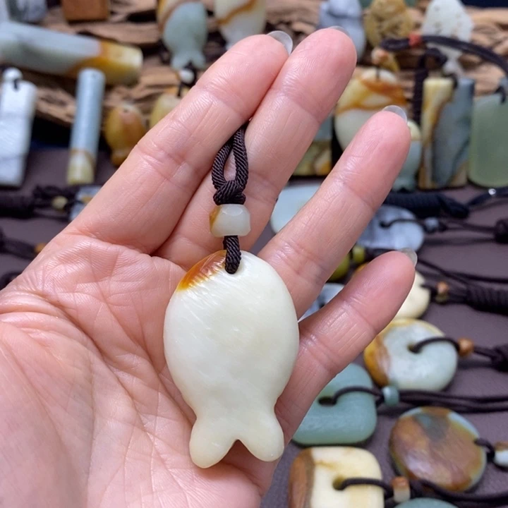 ****蕾蛇纹石玉未镶嵌颈饰