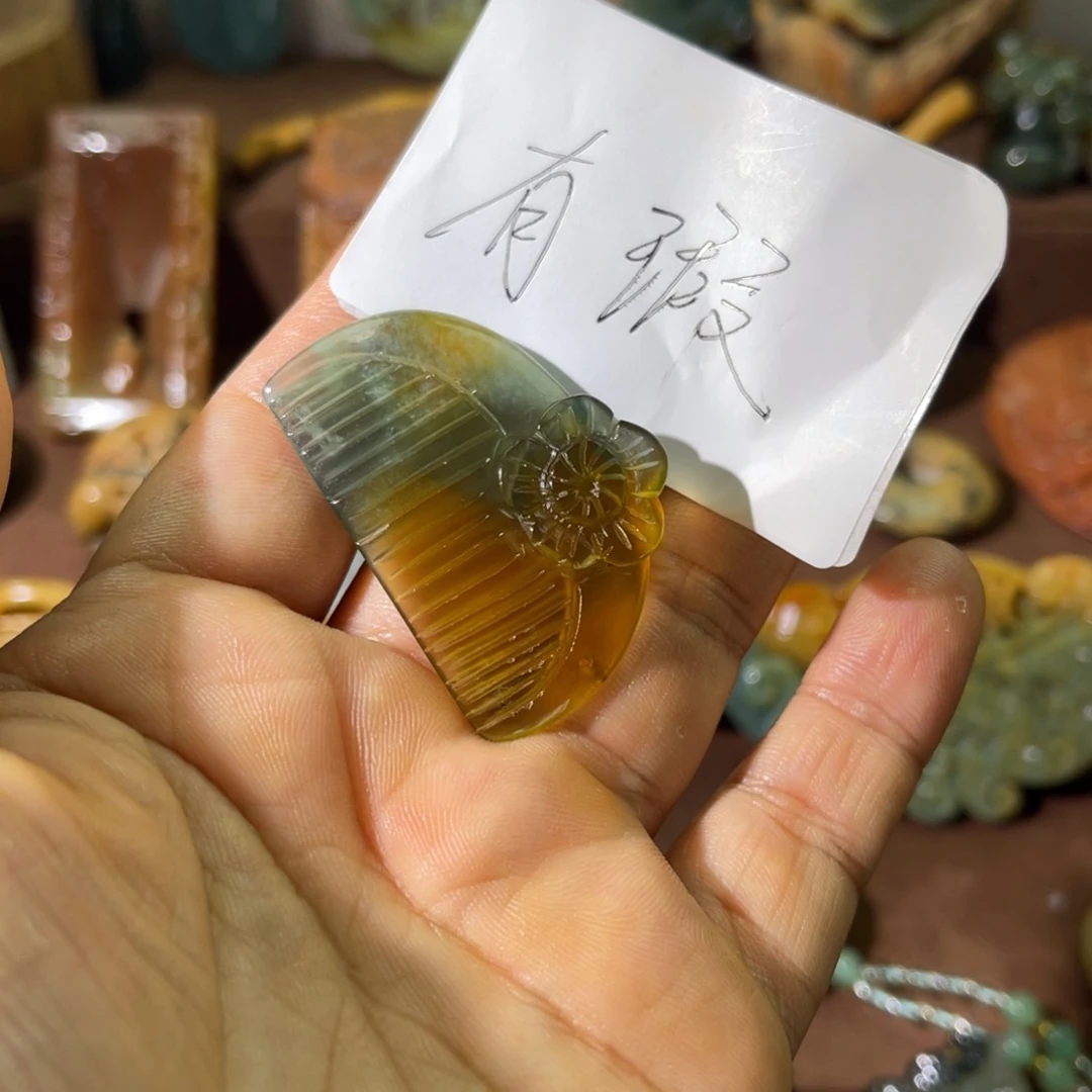 蛇纹石玉未镶嵌颈饰红*桃